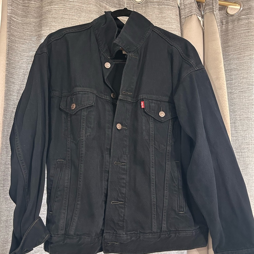 Levi's Black Jean Jacket with Classic Design and Contrast Stitching